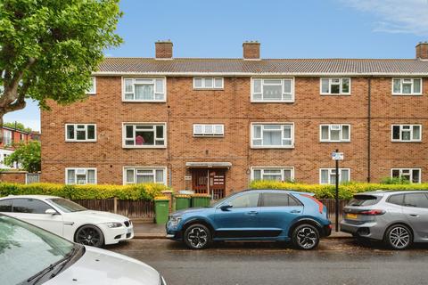 2 bed property, in Wellstead Road, £270,000
