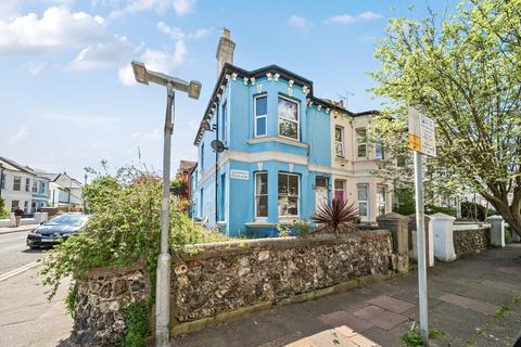 1 bed property, in Lennox Road, £100,000