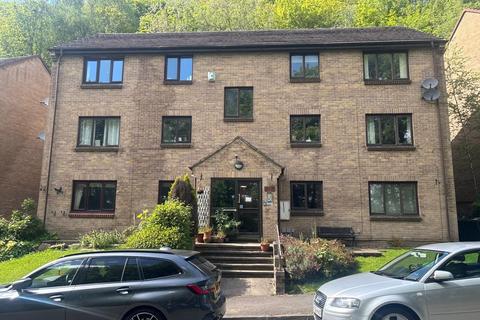 2 bed property, in Baildon Wood Court, £80,000