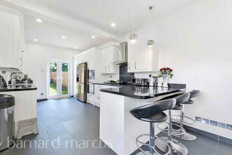 3 bed property, in Waddon Park Avenue, £500,000