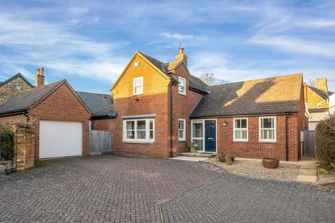 3 bed property, in Alwyne Close, £575,000