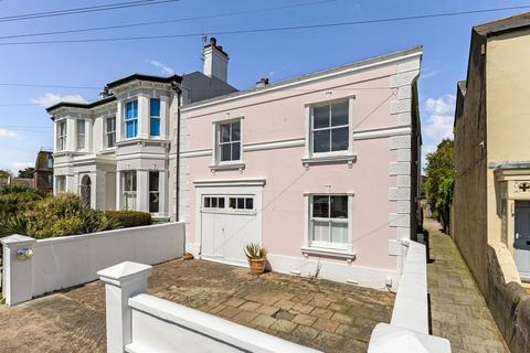 4 bed property, in New Road, £950,000