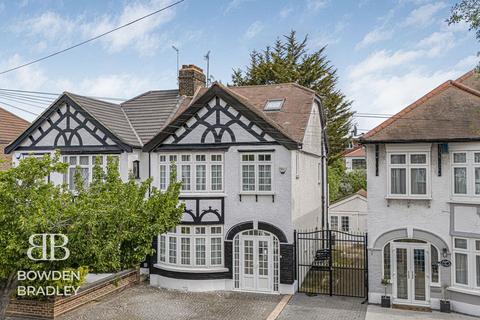 5 bed property, in Abbotswood Gardens, £800,000