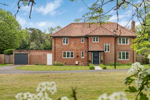 4 bed property, in Cunliffe Close, £1,395,000