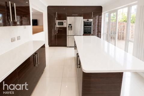3 bed property, in Berwick Avenue, £585,000