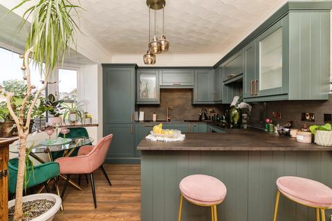 3 bed property, in Oulton Road, £230,000