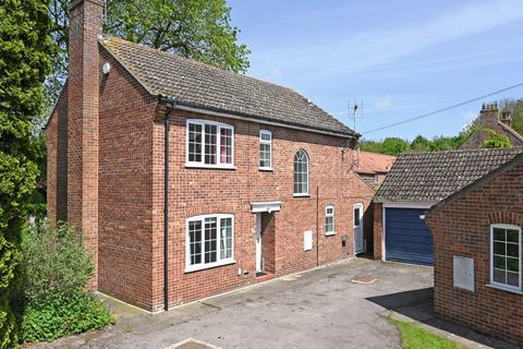 4 bed property, in Palmes Close, £550,000