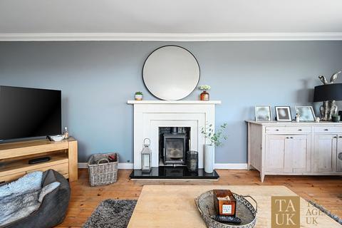 4 bed property, in Lenham Avenue, £725,000