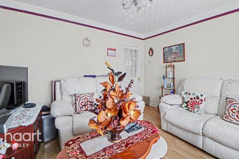 2 bed property, in Besant Road, £340,000