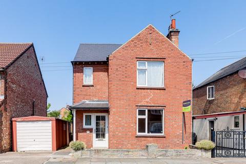 3 bed property, in Warwick Road, £230,000