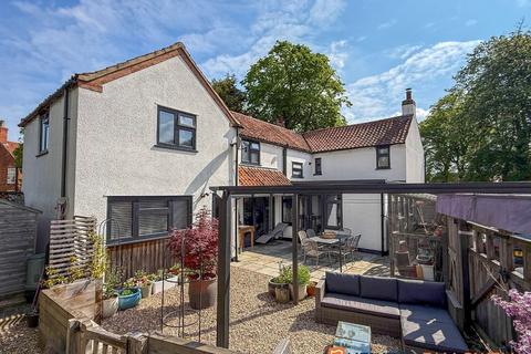 4 bed property, in High Street, £550,000