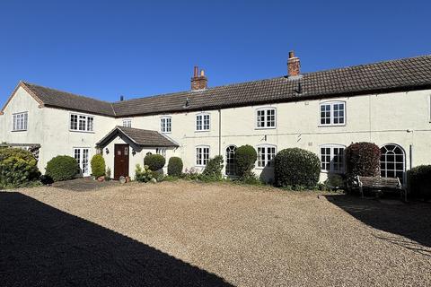 5 bed property, in Main Street, £750,000