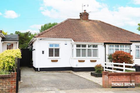 2 bed property, in Northfield Avenue, £425,000