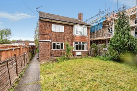2 bed property, in Maxwell Road, £280,000