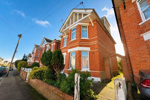 3 bed property, in Acland Road, £325,000