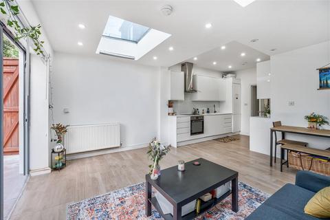 2 bed property, in East Acton, £450,000