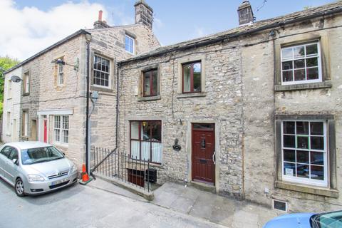 2 bed property, in Victoria Street, £185,000
