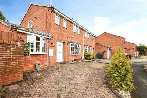 3 bed property, in Oak Farm Close, £360,000