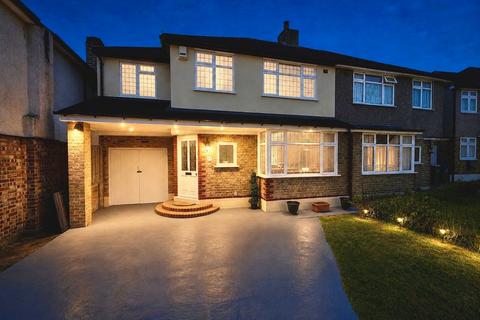4 bed property, in Fen Grove, £595,000