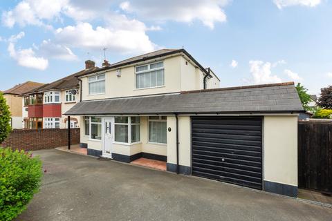 4 bed property, in Queenswood Road, £800,000