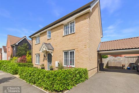 3 bed property, in Lincoln Way, £435,000