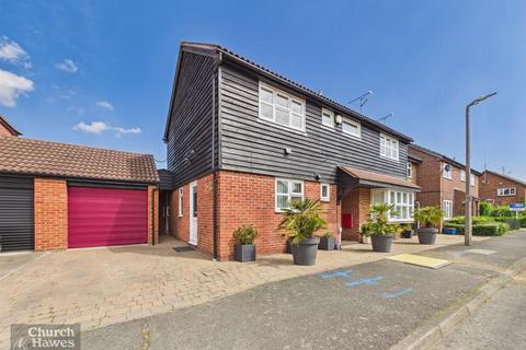 5 bed property, in Coopers Avenue, £535,000