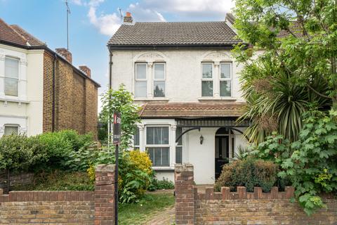 3 bed property, in Pembroke Road, £305,000
