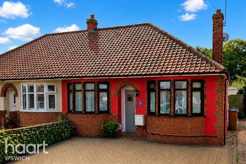 3 bed property, in Brockley Crescent, £385,000