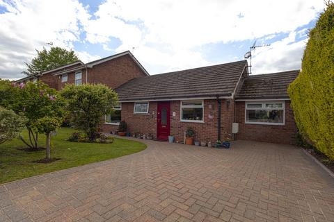 2 bed property, in Moorlands Park, £315,000