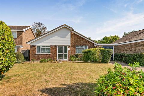 2 bed property, in Clarendon Close, £450,000
