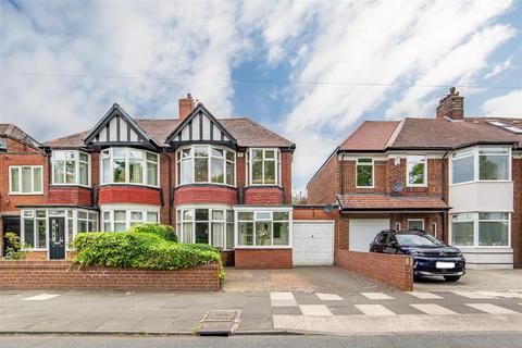 3 bed property, in Great North Road, £350,000