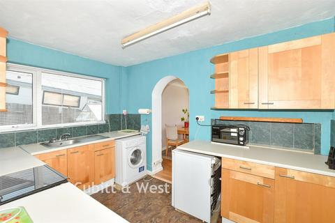 3 bed property, in Rosedene Close, £400,000