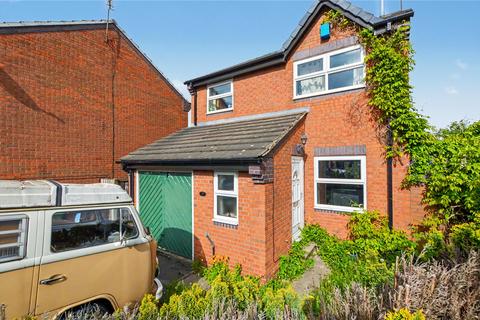 4 bed property, in Hopefield Chase, £375,000