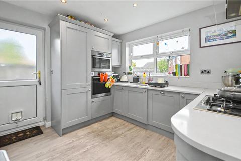 4 bed property, in Hopefield Chase, £375,000