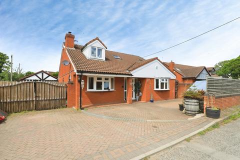 5 bed property, in Worcester Road, £450,000