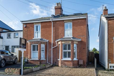 3 bed property, in Copt Elm Road, £585,000