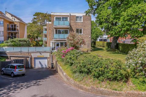 3 bed property, in Cliff Drive, £450,000