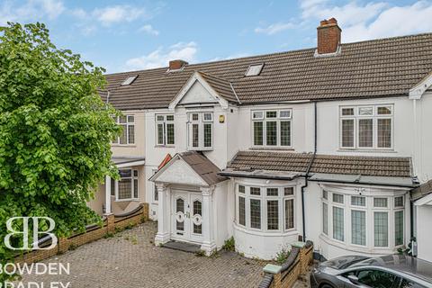 4 bed property, in Windermere Gardens, £700,000