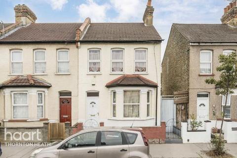 2 bed property, in Winterbourne Road, £400,000
