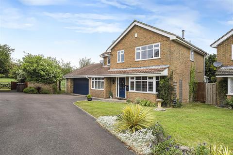 4 bed property, in The Russets, £825,000