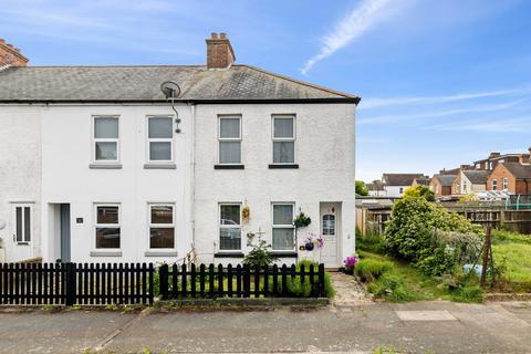 2 bed property, in Waterloo Road, £300,000