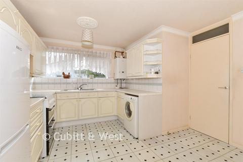3 bed property, in Patchdean, £350,000