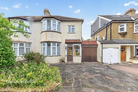 3 bed property, in Colborne Way, £650,000