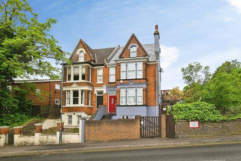5 bed property, in Maidstone Road, £500,000