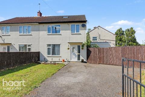 3 bed property, in Macaulay Crescent, £175,000