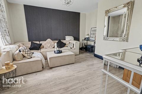 3 bed property, in Macaulay Crescent, £175,000
