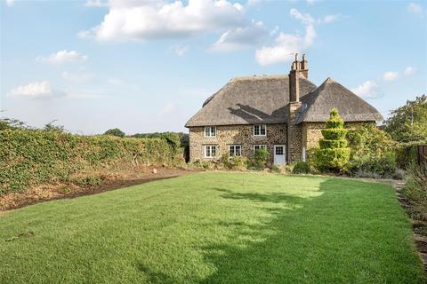 5 bed property, in Sandy Lane, £795,000