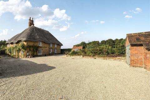 5 bed property, in Sandy Lane, £795,000