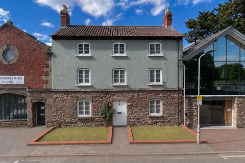 4 bed property, in Wye Street, £275,000