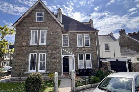 6 bed property, in Alexandra Place, £550,000